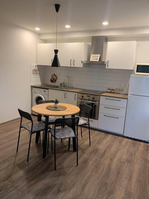 Cozy Apartment In Karmėlava Kültér fotó